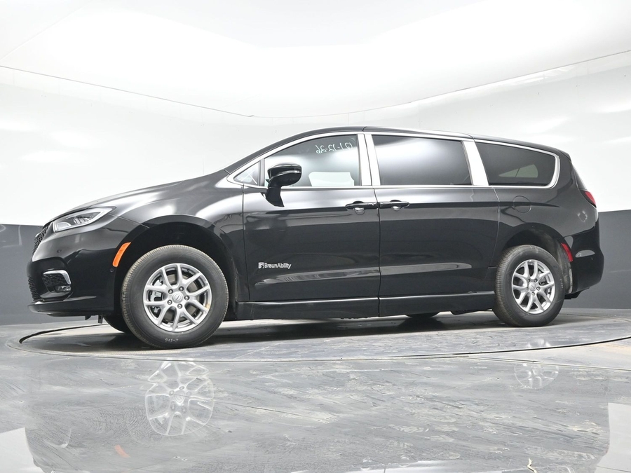 Black Chrysler Pacifica image number 19