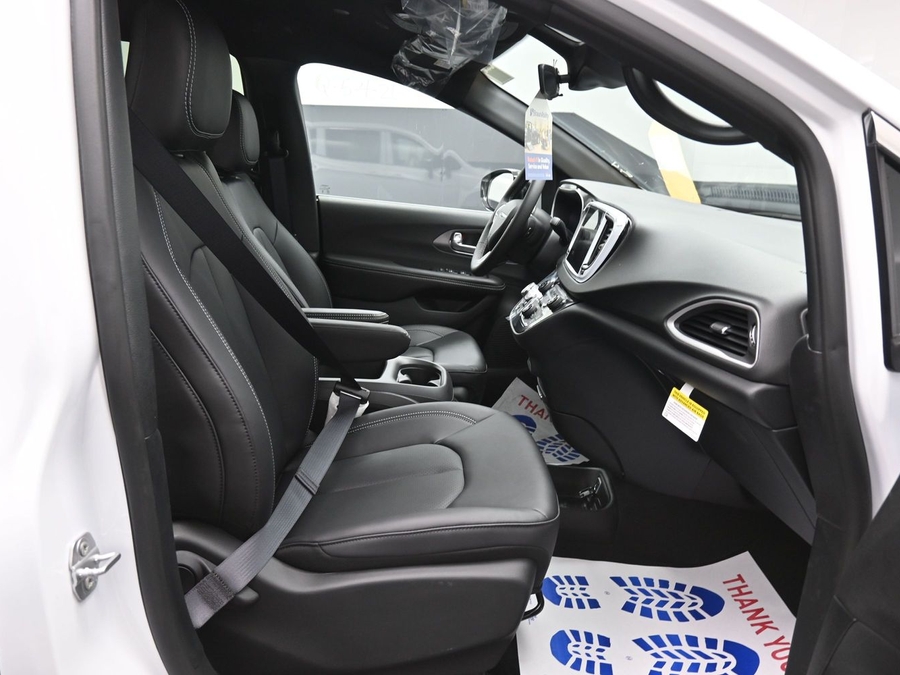 White Chrysler Voyager image number 11