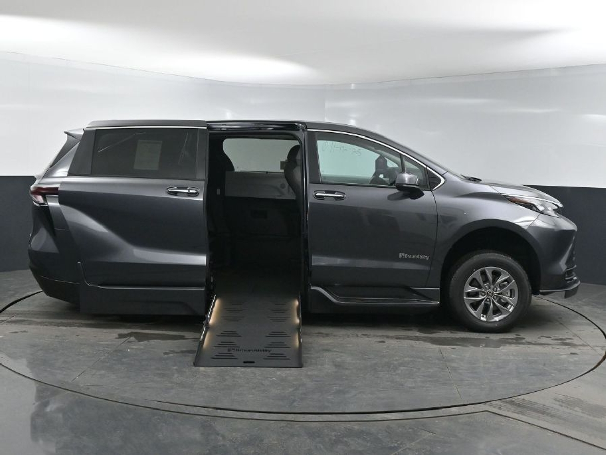 2025 TOYOTA SIENNA - Image 8