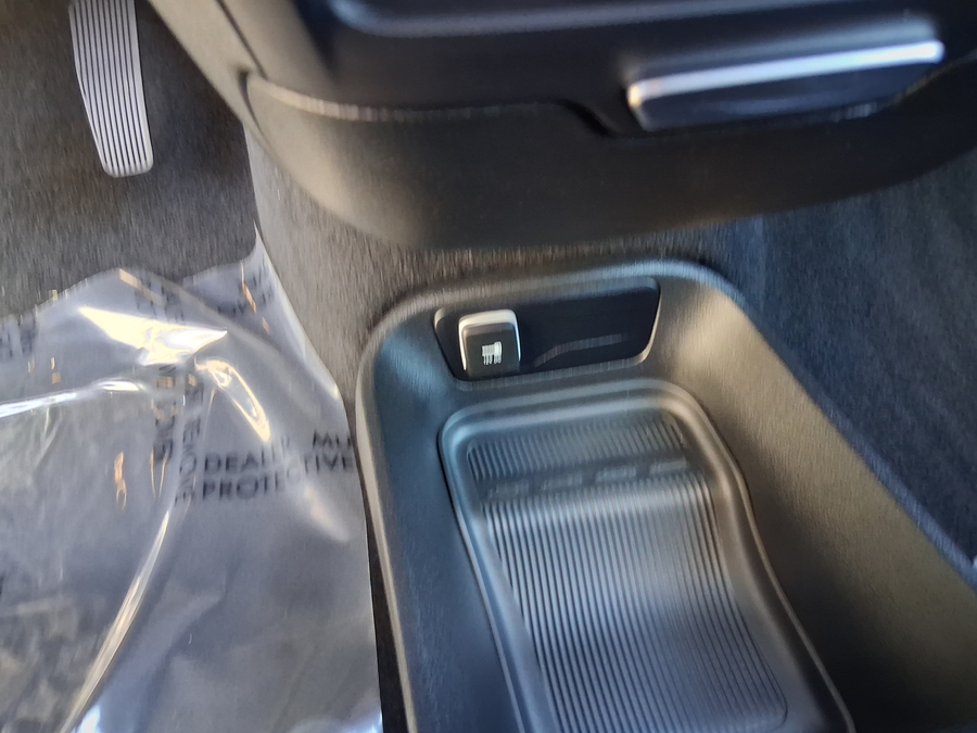 White Chrysler Voyager image number 26
