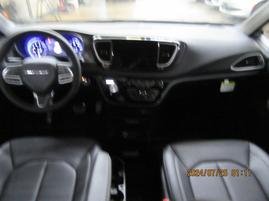Black Chrysler Voyager image number 4