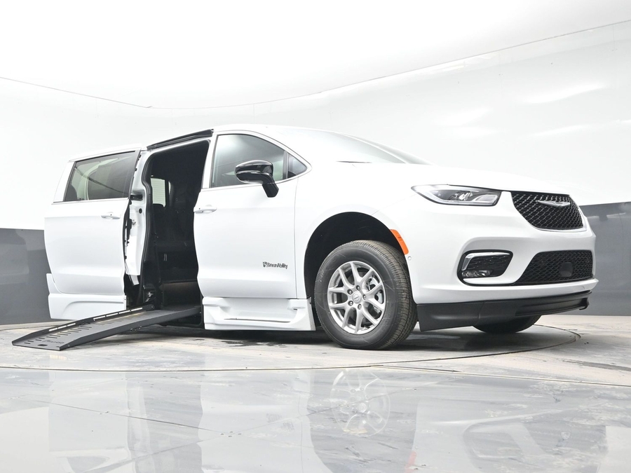 New 2025 Chrysler Pacifica Select Safety - BraunAbility Side Entry Entry Fold Out Automatic Ramp