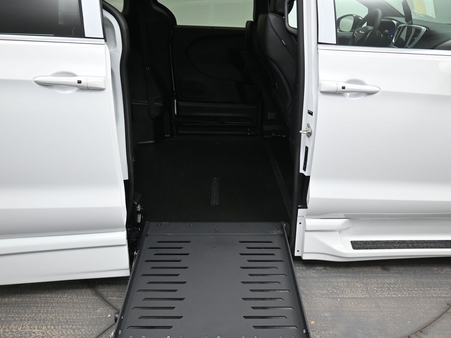 New 2026 Chrysler Pacifica Select Safety - BraunAbility Side Entry Entry Fold Out Automatic Ramp