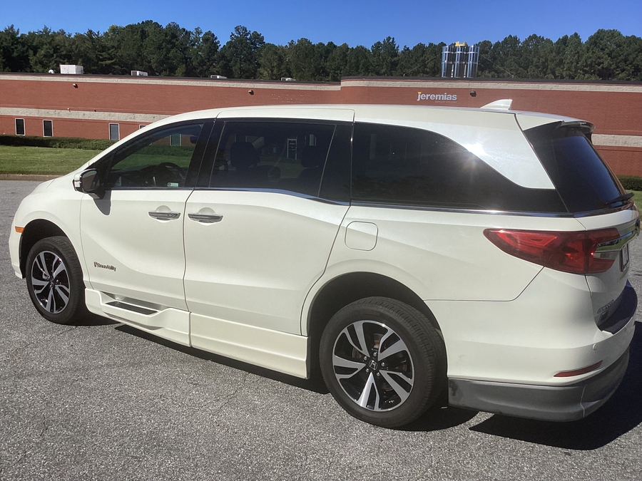 White Honda Odyssey image number 2