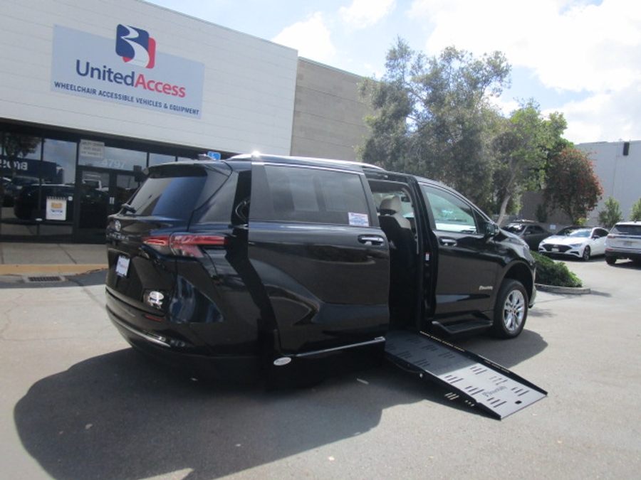 New 2026 Toyota Sienna Hybrid Limited - BraunAbility Side Entry Entry Fold Out Automatic Ramp