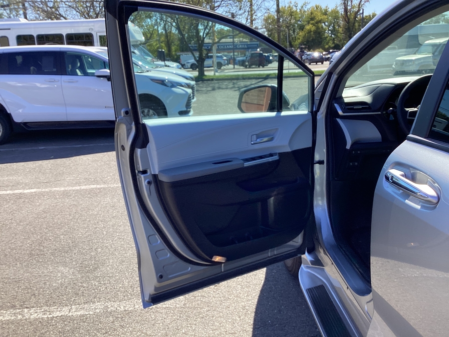 Silver Toyota Sienna image number 9