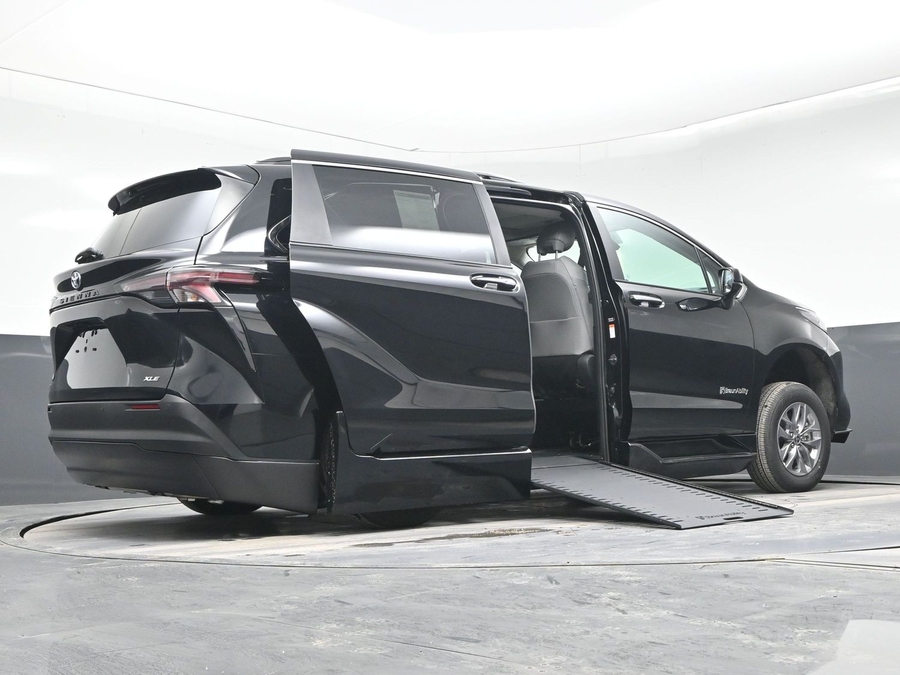 Black Toyota Sienna image number 21