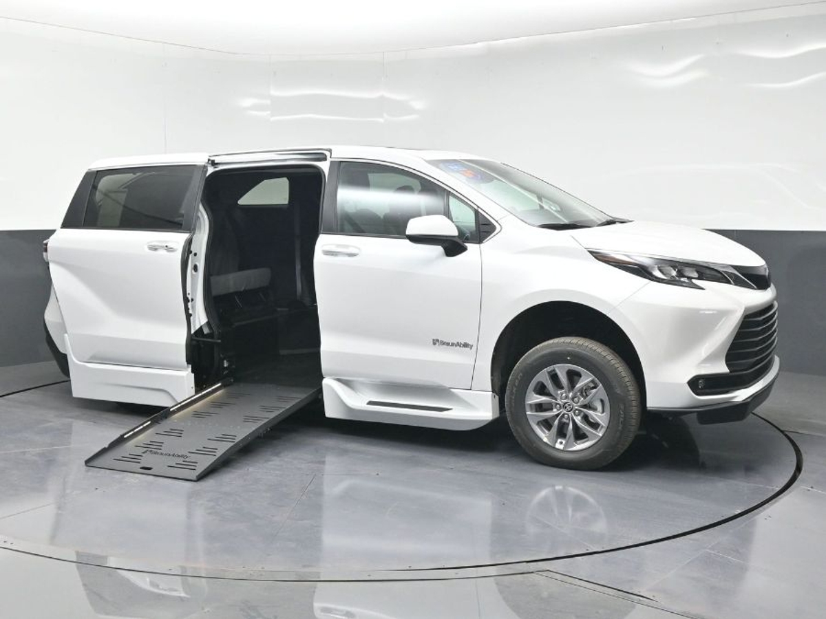 2025 Toyota Sienna XLE's photo