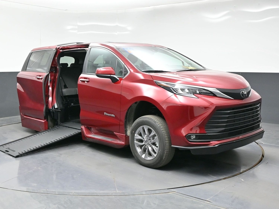 2026 Toyota Sienna XLE 7-Passenger Hybrid FWD's photo