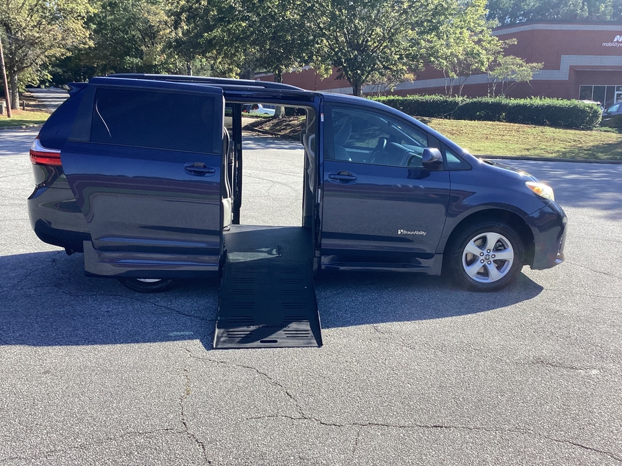 Toyota Sienna image number 8