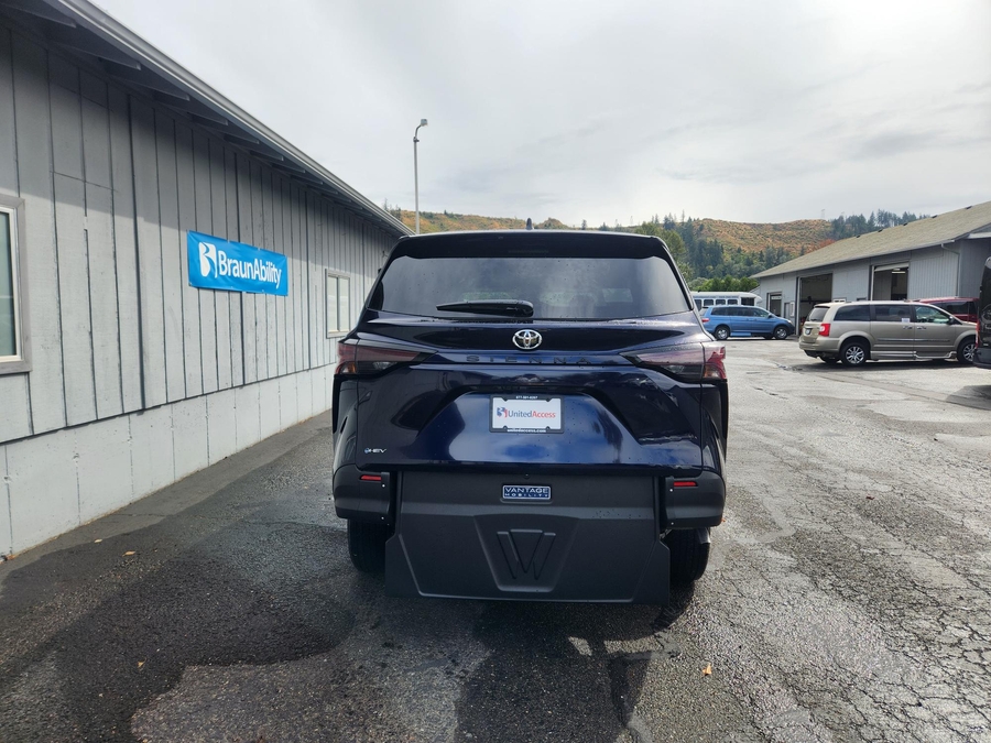 New 2026 Toyota Sienna Hybrid LE 8-Passenger - Vantage Mobility Rear Entry Fold Out Manual Ramp