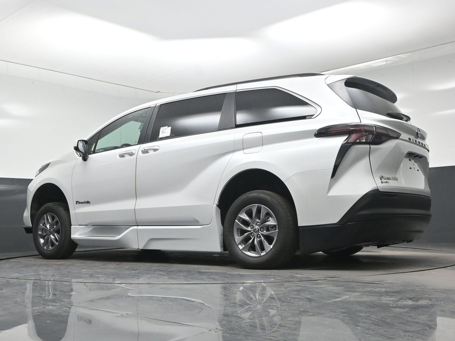 White Toyota Sienna image number 24