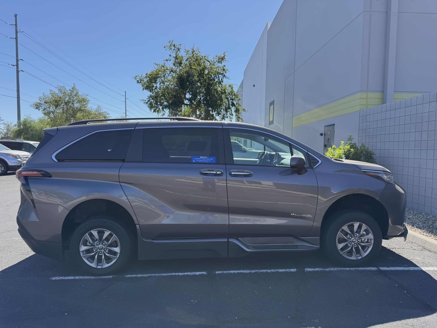 Used 2022 Toyota Sienna Hybrid XLE Base - BraunAbility Side Entry Entry In Floor Automatic Ramp