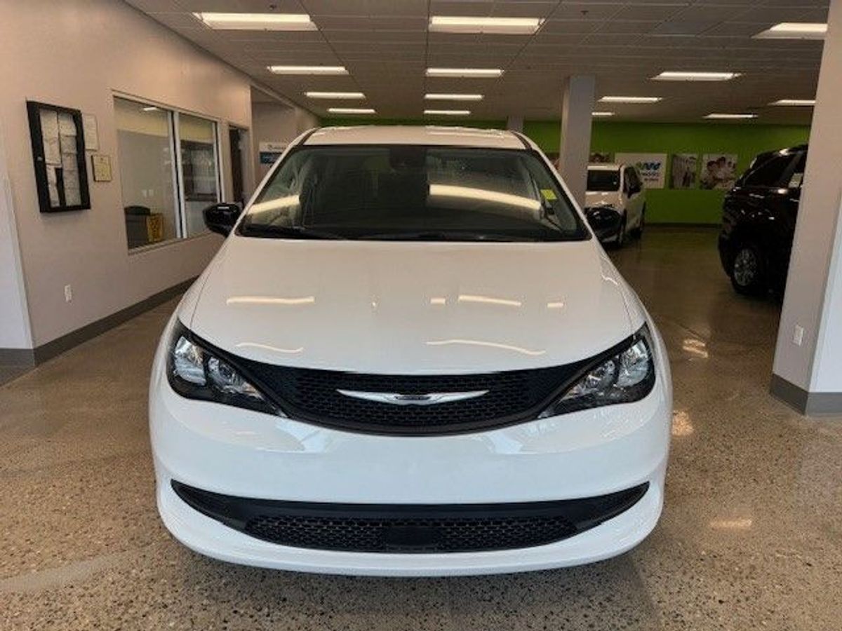 White Chrysler Voyager image number 2