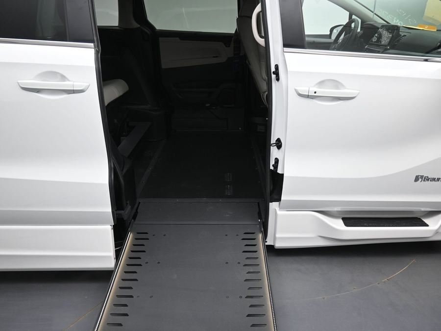 White Honda Odyssey image number 10