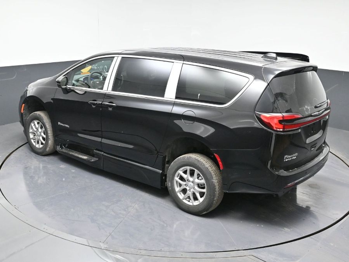 Black Chrysler Pacifica image number 24