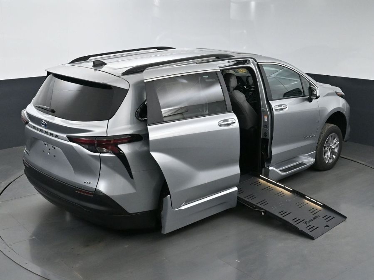 2025 TOYOTA SIENNA - Image 26