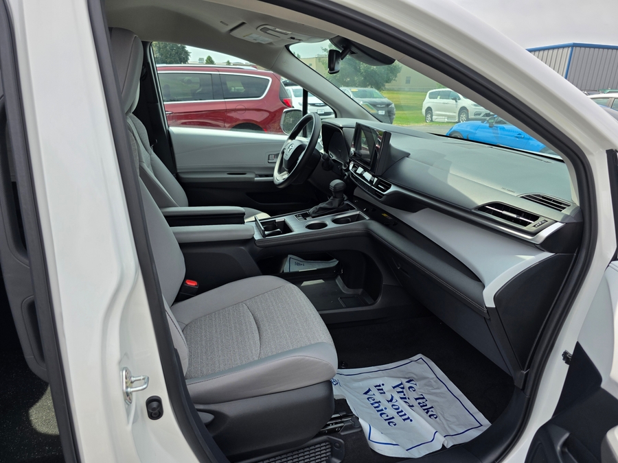White Toyota Sienna image number 14