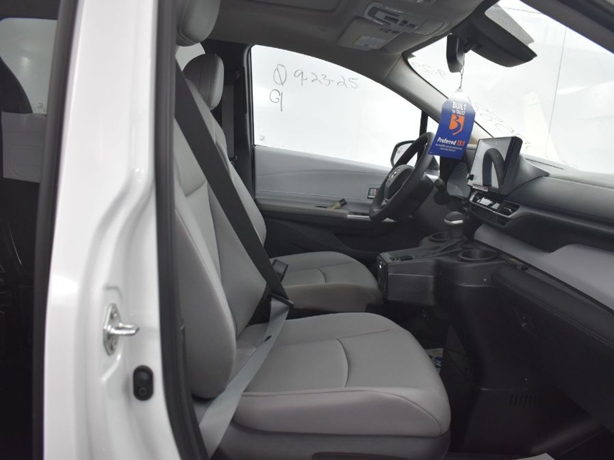 White Toyota Sienna image number 8