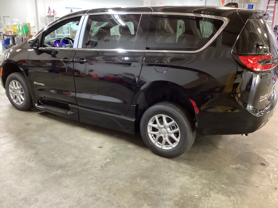 2026 Chrysler Pacifica Select's photo