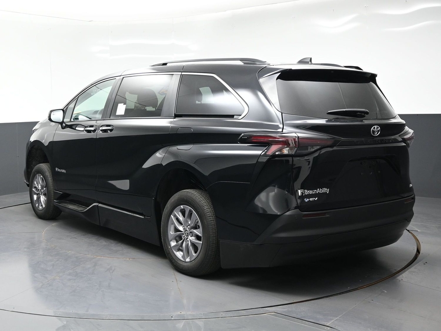 New 2026 Toyota Sienna Hybrid XLE Base - BraunAbility Side Entry Fold Out Automatic Ramp