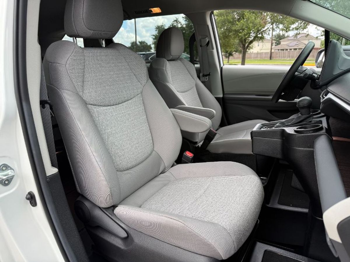 White Toyota Sienna image number 10