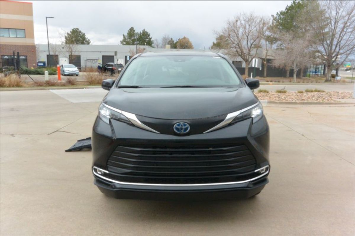 Black Toyota Sienna image number 4