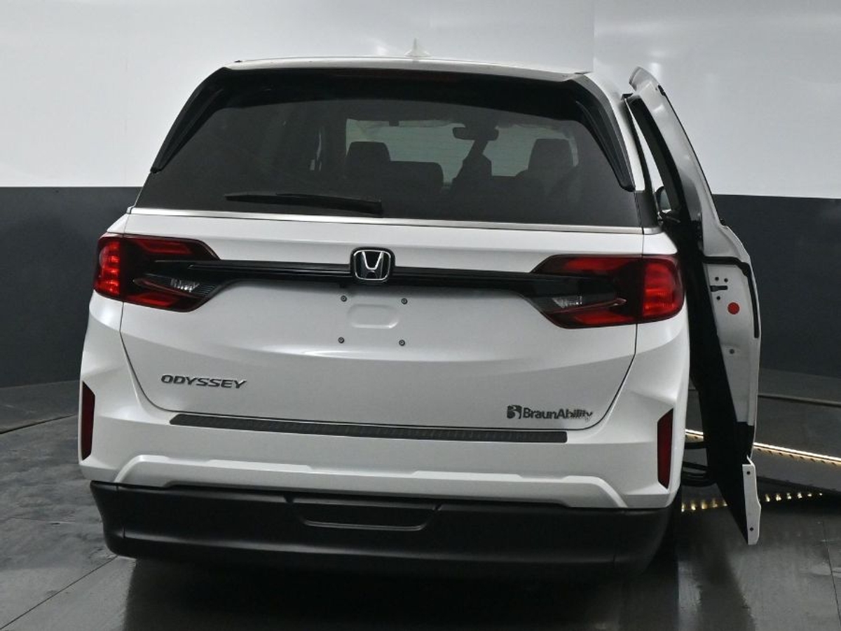White Honda Odyssey image number 5
