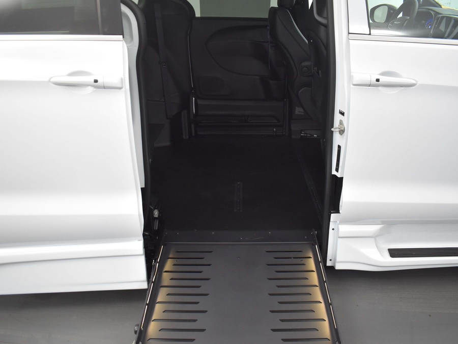 New 2025 Chrysler Pacifica Select Safety - BraunAbility Side Entry Entry Fold Out Automatic Ramp