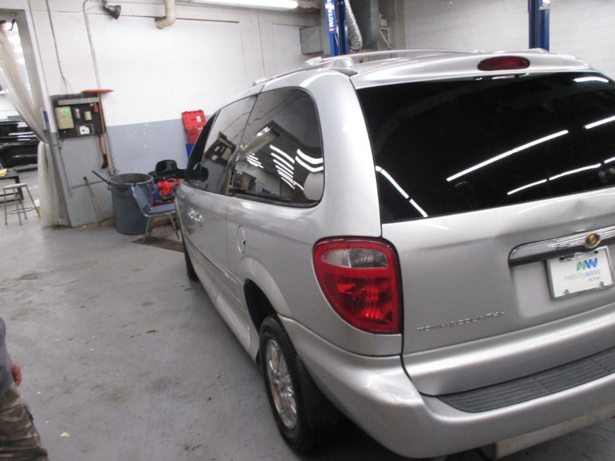 2003 CHRYSLER TOWN AND COUNTRY - Image 5