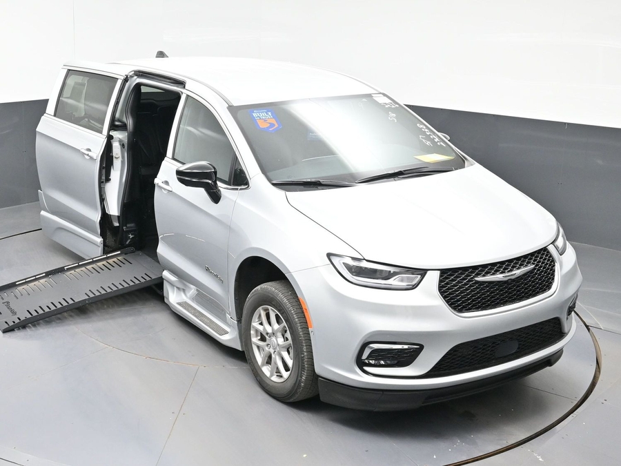 Silver Chrysler Pacifica image number 19