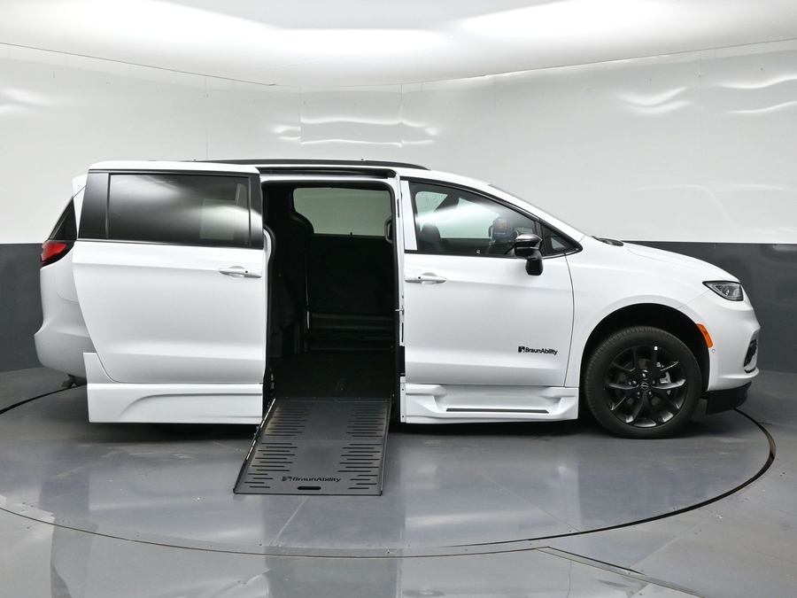New 2026 Chrysler Pacifica Select Sport - BraunAbility Side Entry Fold Out Automatic Ramp