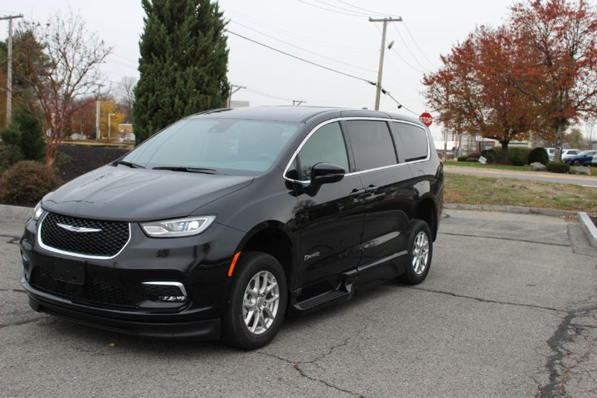 Black Chrysler Pacifica image number 1