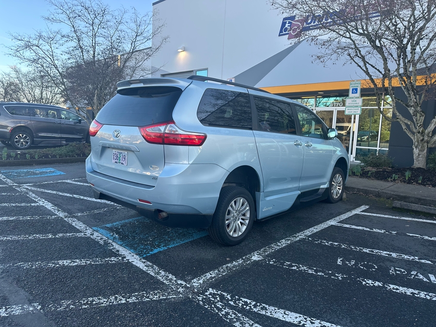 Used 2015 Toyota Sienna XLE - VMI Side Entry Entry In Floor Automatic Ramp