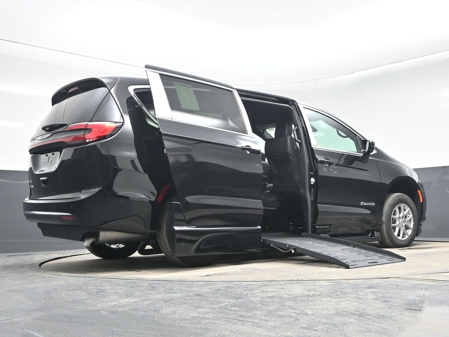 Black Chrysler Pacifica image number 15