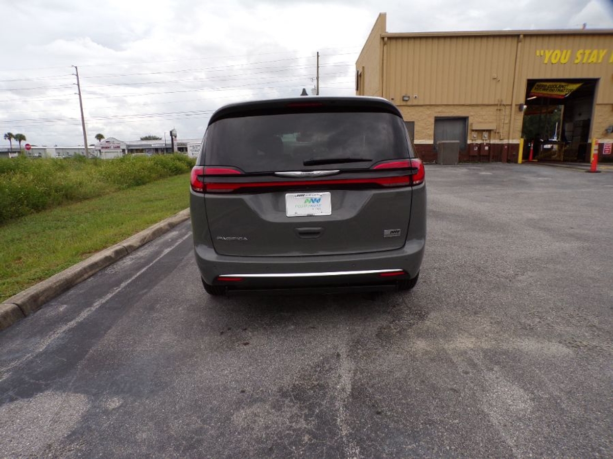 Grey Chrysler Pacifica image number 6