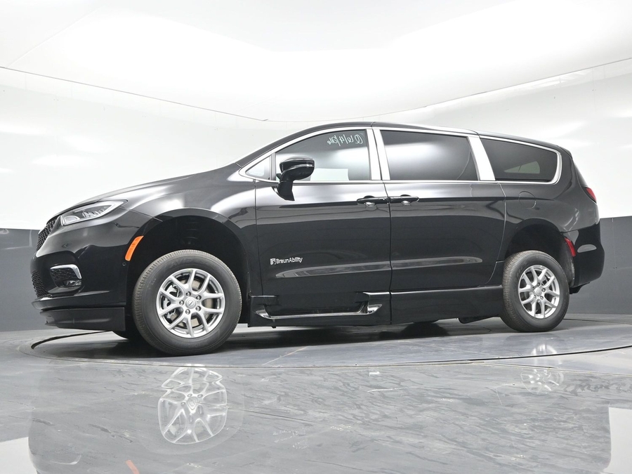 Black Chrysler Pacifica image number 18
