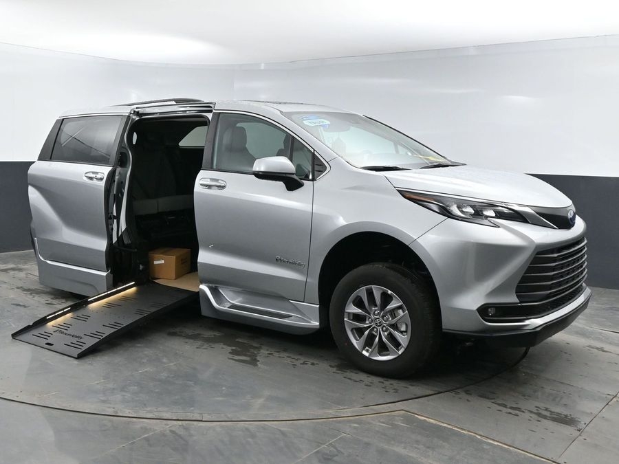Used 2025 Toyota Sienna Hybrid XLE - BraunAbility Side Entry Entry Fold Out Automatic Ramp