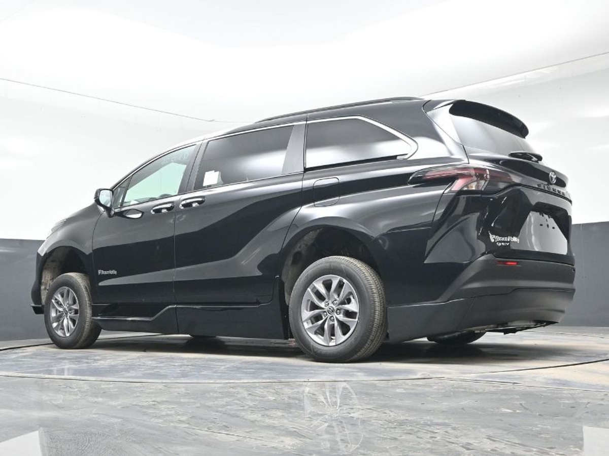 Black Toyota Sienna image number 20