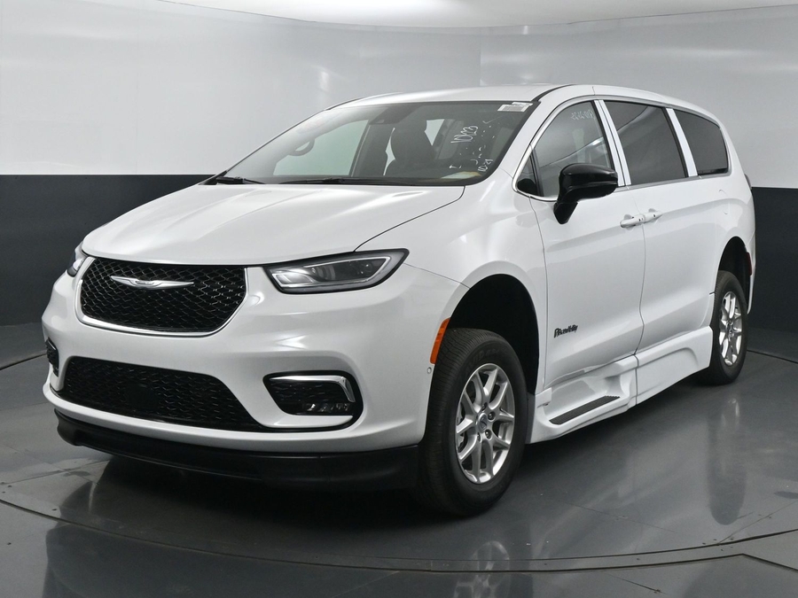 New 2025 Chrysler Pacifica Select Safety - BraunAbility Side Entry Entry Fold Out Automatic Ramp