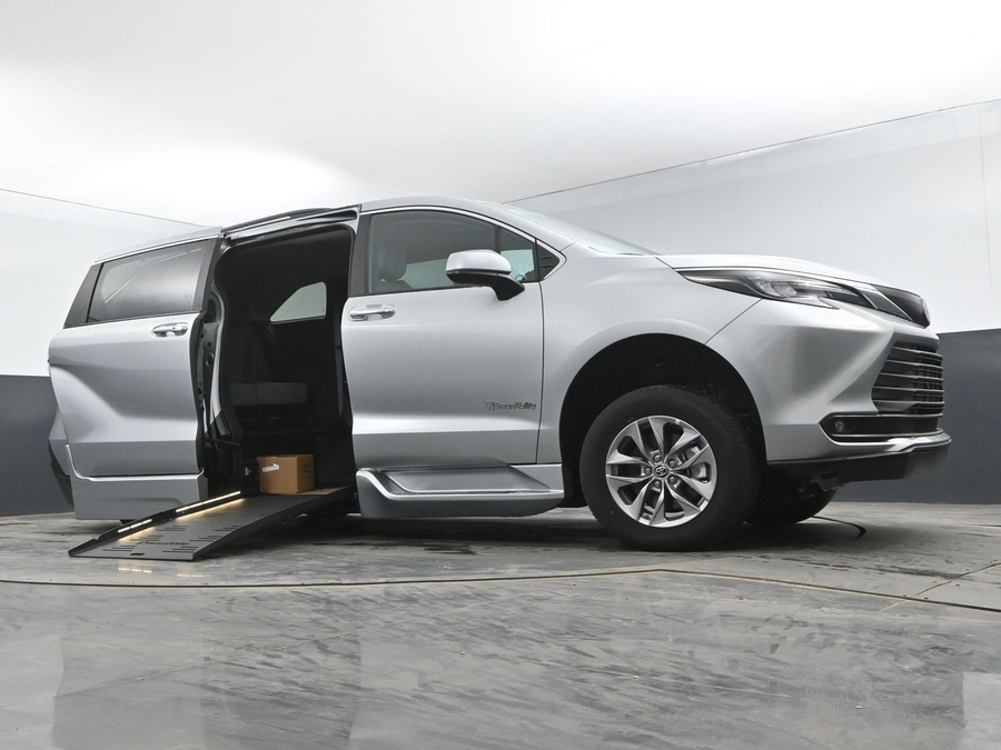 New 2025 Toyota Sienna Hybrid XLE Plus - BraunAbility Side Entry Entry Fold Out Automatic Ramp