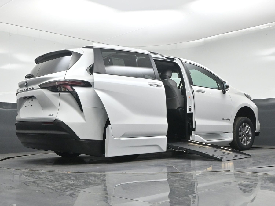 New 2026 Toyota Sienna Hybrid XLE Base - BraunAbility Side Entry Fold Out Automatic Ramp