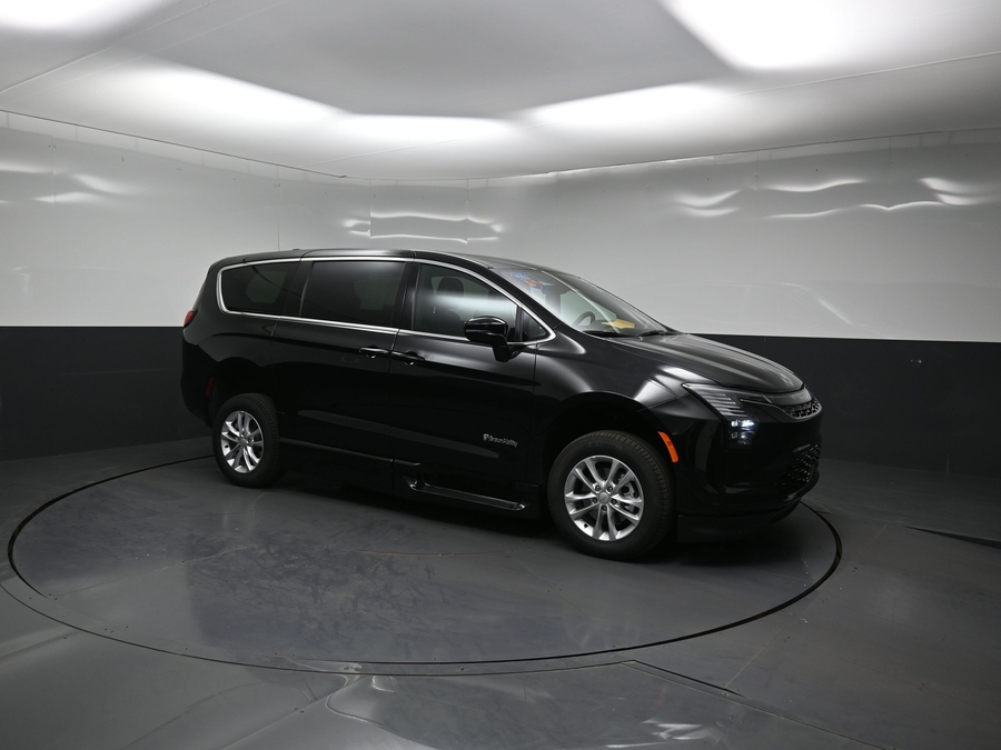 New 2027 Chrysler Pacifica Select Plus - BraunAbility Side Entry Fold Out Automatic Ramp