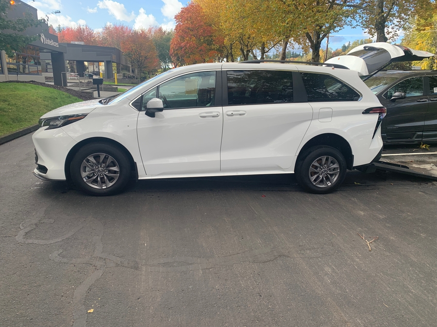 Used 2022 Toyota Sienna LE - Rear Entry Entry Fold Out Manual Ramp