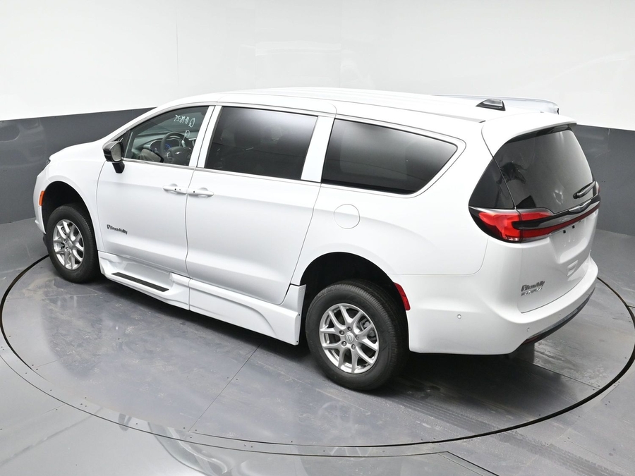 New 2025 Chrysler Pacifica Select Safety - BraunAbility Side Entry Entry Fold Out Automatic Ramp