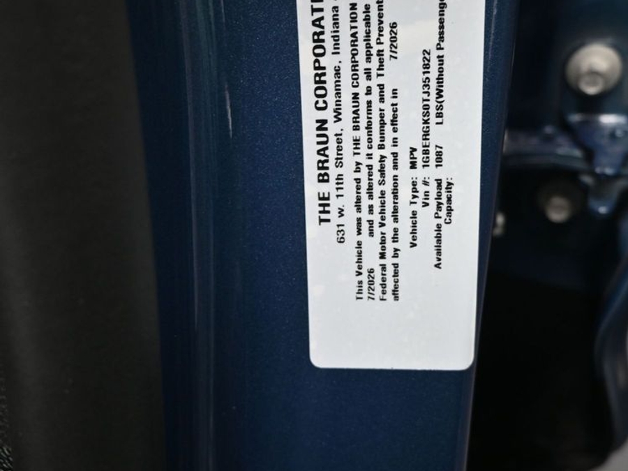 New 2026 Chevrolet Traverse 1LT Midnight - BraunAbility Side Entry In Floor Automatic Ramp