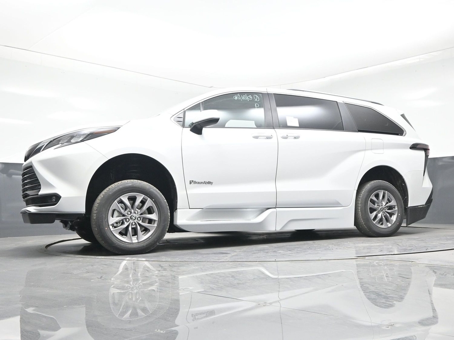 New 2026 Toyota Sienna Hybrid XLE Add - BraunAbility Side Entry Entry In Floor Automatic Ramp