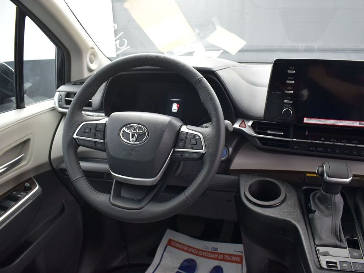 Black Toyota Sienna image number 5