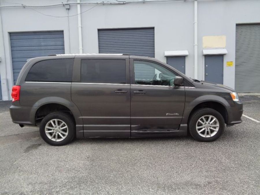 Used 2018 Dodge Grand Caravan SXT - BraunAbility Side Entry Entry Fold Out Automatic Ramp