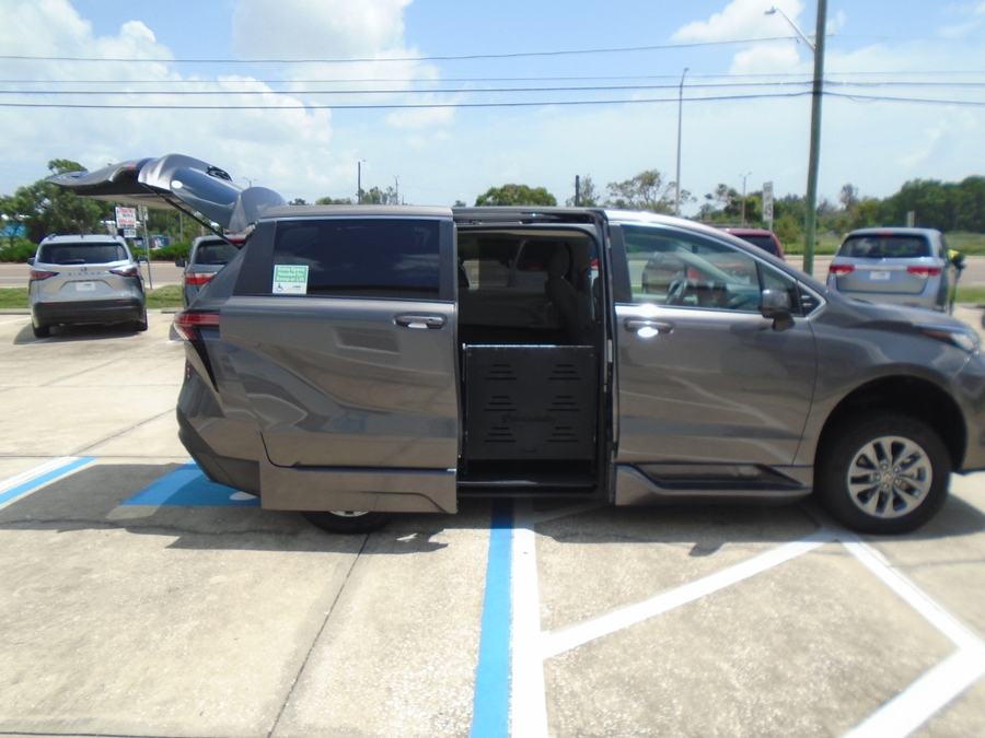 Grey Toyota Sienna image number 5